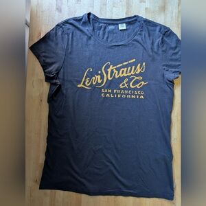 EUC Levi's Women's Logo T-shirt Large Dark Blue in excellent condition.Worn Once